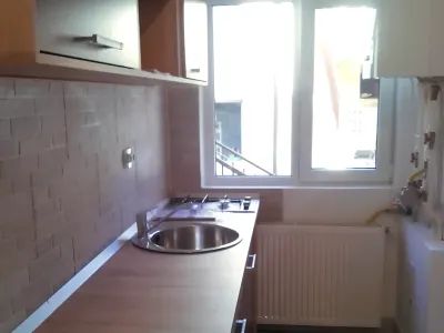 Bucatarie utilata cu geam garsoniera inchiriere Sector 1 Bucuresti